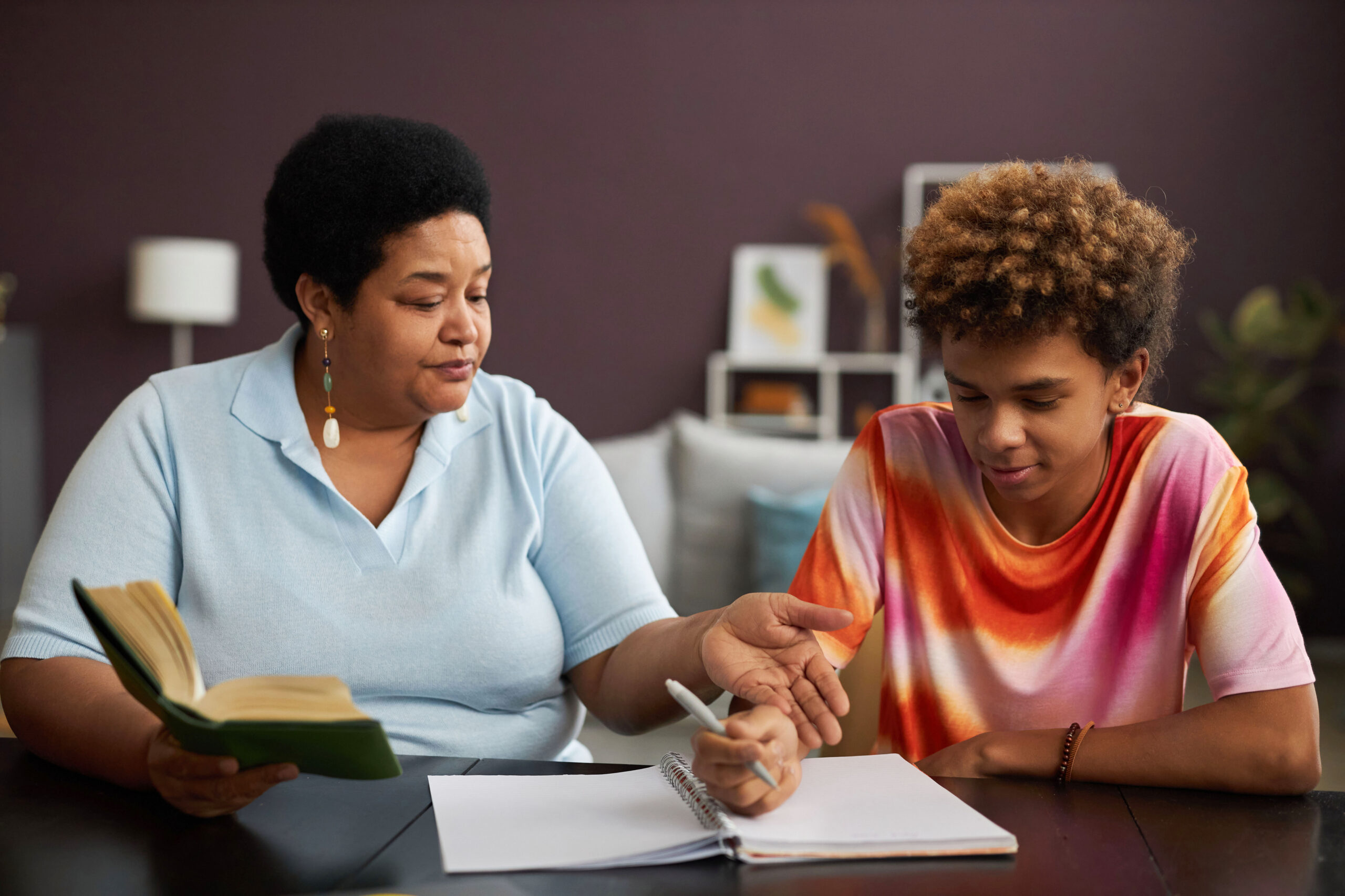 A specialist uses a small white board during a therapy session with a young boy and his mother at a The Woodlands clinic It shows professional interventions and how to help a child with adhd thrive behaviorally