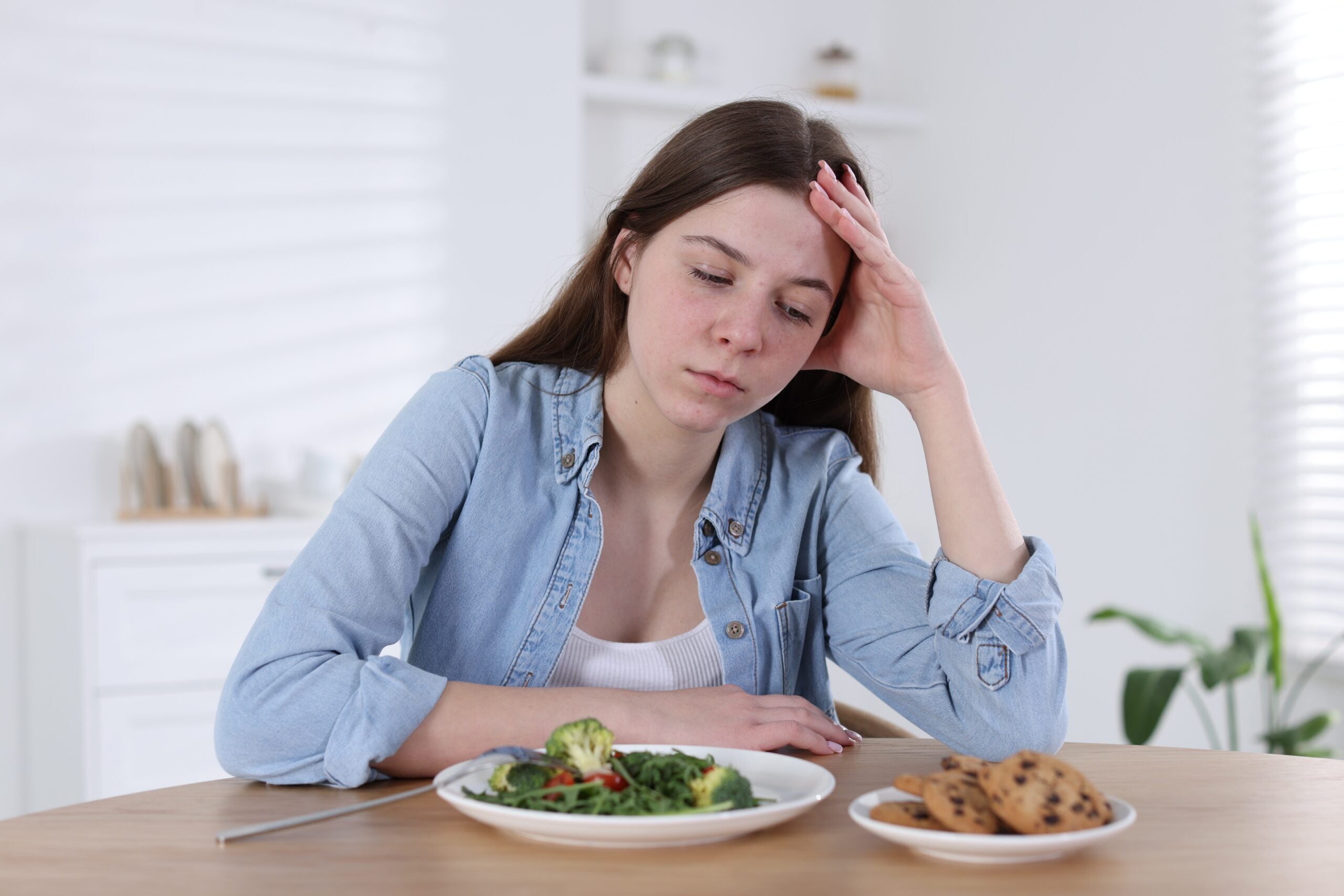 Therapist discussing options for where to get help for an eating disorder in a supportive counseling session