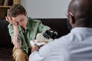 Counselor explaining how does trauma therapy work during a supportive counseling session