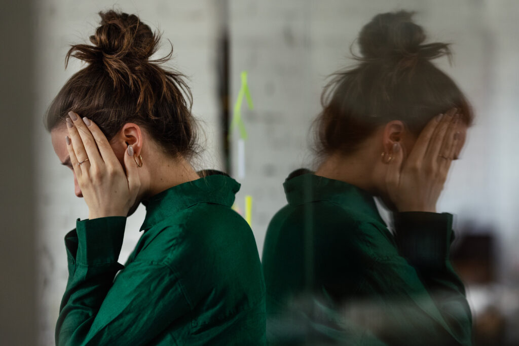 Signs of Bipolar Disorder: Common Symptoms and Warning Signs