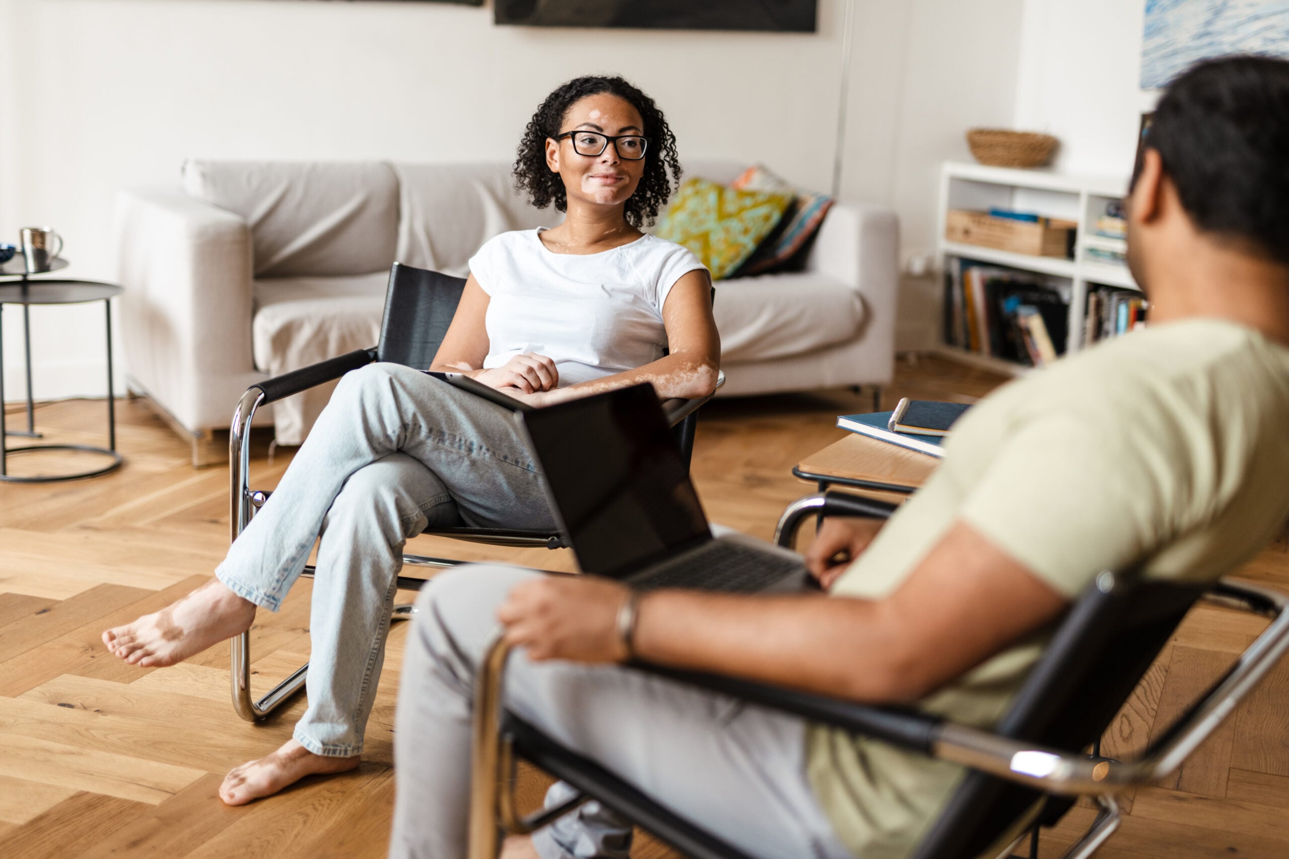 Therapist helping a client understand bipolar racing thoughts